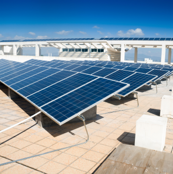 ¿Tengo que pagar luz si instalo placas solares en mi vivienda?